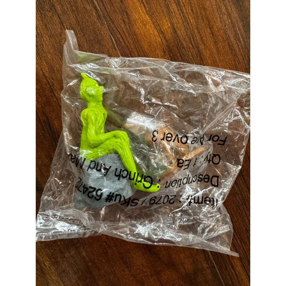 NEW The Grinch & Max Cake Cookie Topper Action Figure Toy filler Stuffer 2079
